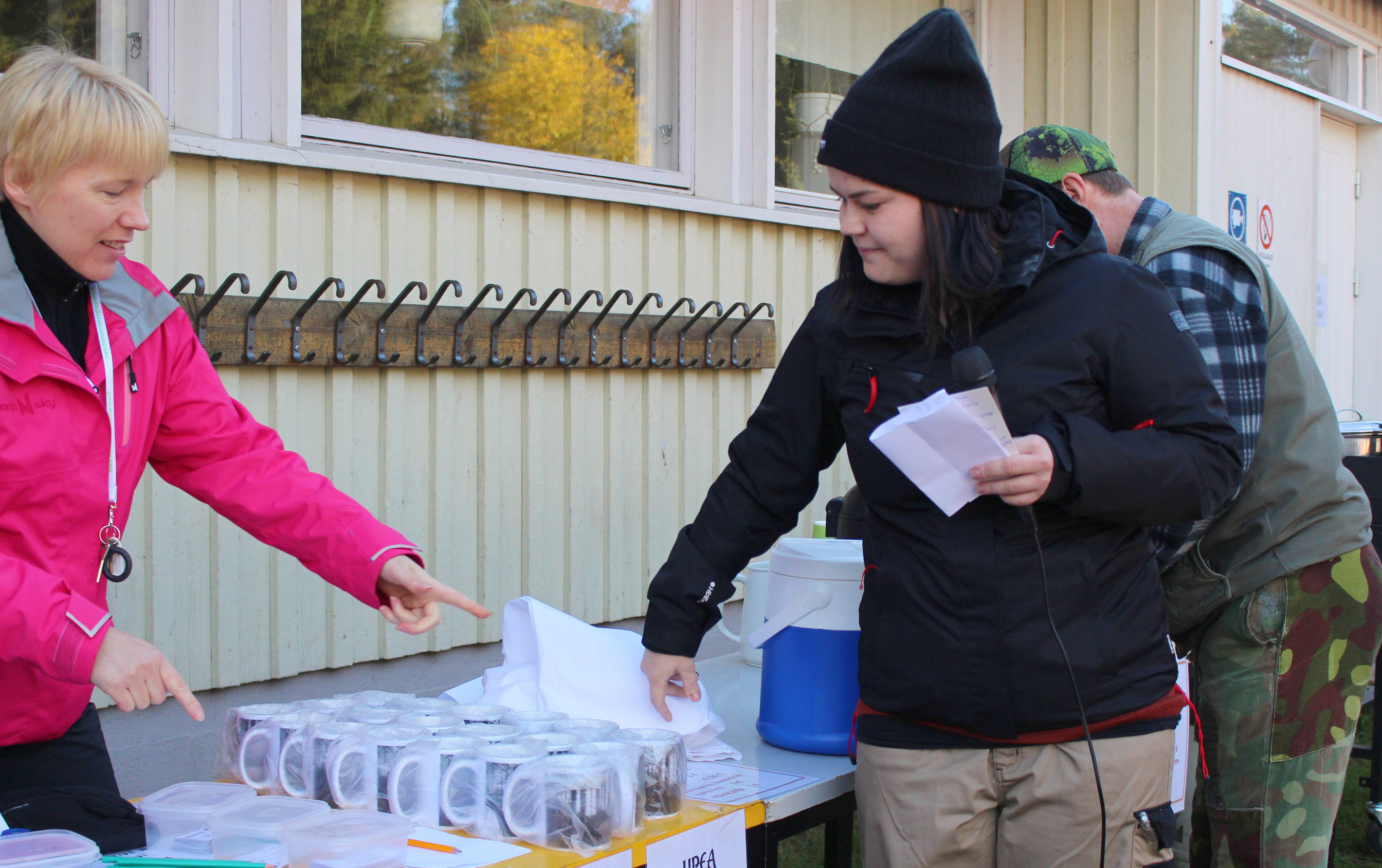 Savaloja-mukin paljasti mukin suunnitellut Mari Karvonen, häntä avusti Eija Tuomaala (vas.).