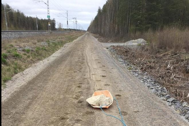Kuva on otettu torstaina aamulla radan huoltotieltä, jossa Reima Kuislan hevoset käyvät harjoitettavana. Kuisla on hiljattain korottanut tietä tuottamalla sinne hienojakoista mursketta omalla kustannuksellaan. KUVA: REIMA KUISLAN KOTIALBUMI