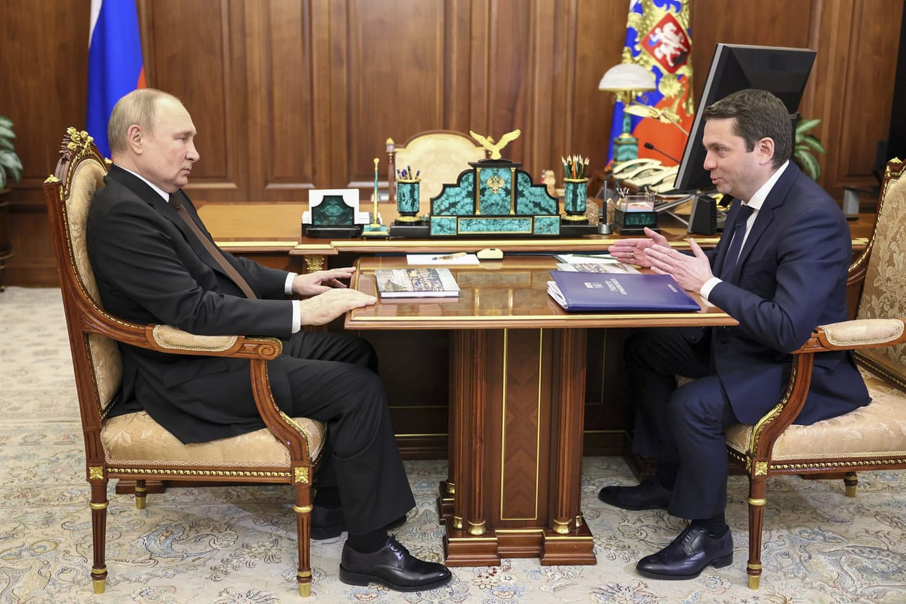 Kuva on kuvernööri Andrei Chibisin ja presidentti Vladimir Putinin tapaamisesta kesäkuussa 2022.