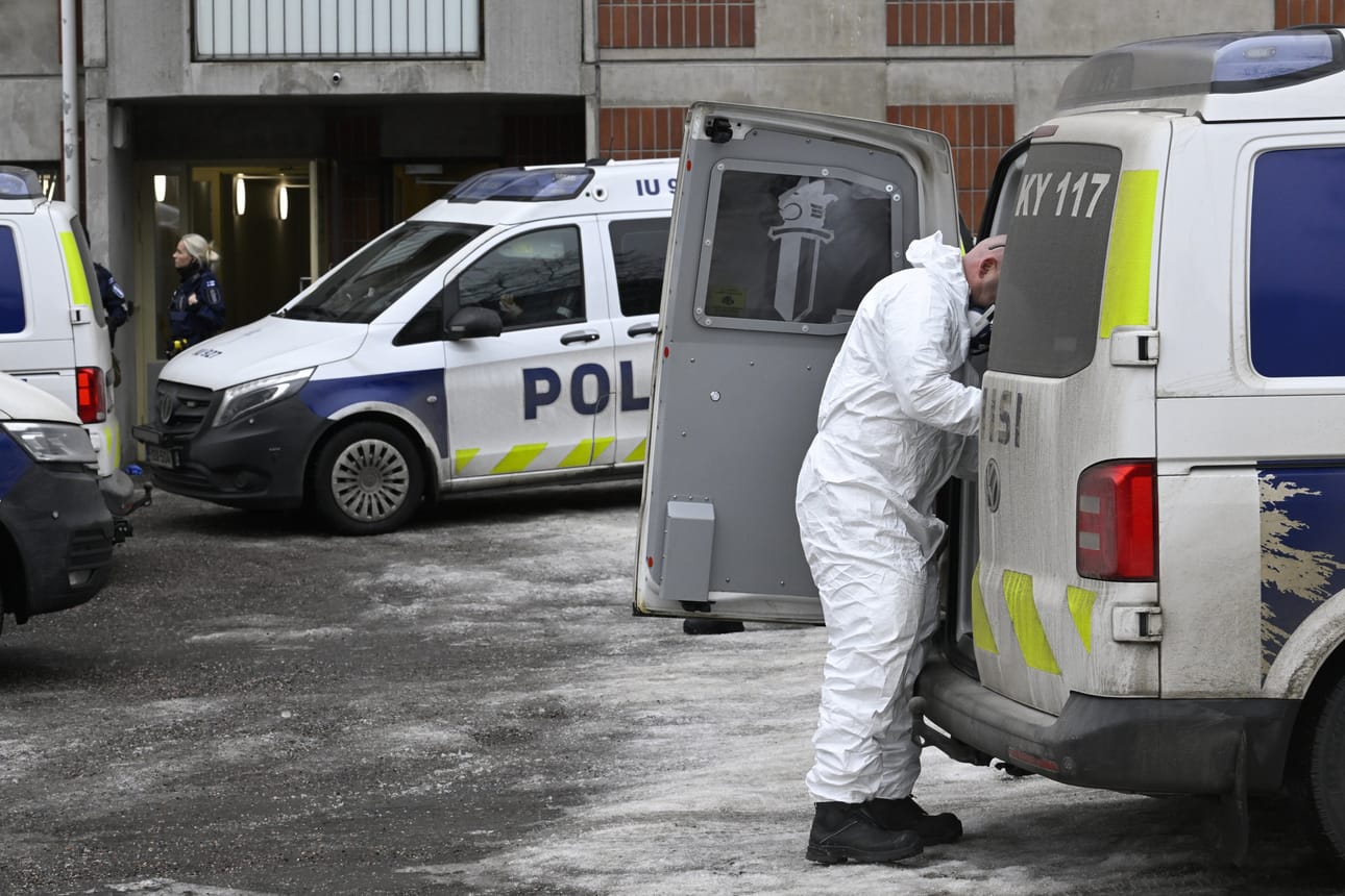 Poliisi tutki palopaikkaa tiistaiaamuna. Sen mukaan epäilty ilmoittautui poliisille itse.