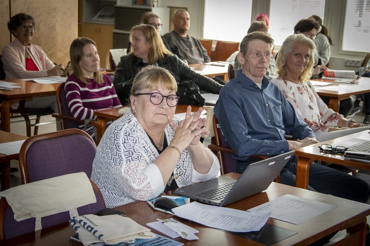 Talouden seuranta aiheutti Hailuodon valtuustossa ajatusten vaihtoa. Etualalla Pirkko Rantasuo (sd.).
