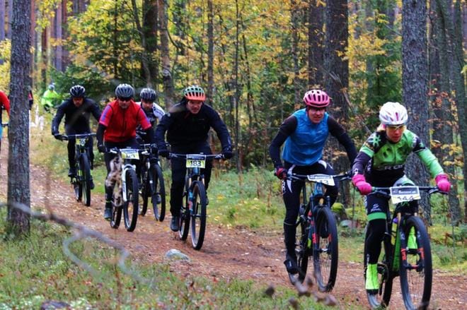 Alajärvi MTB starttaa Alajärven Ankkurikentältä 26.9. kello 11 alkaen porrastetuin lähdöin. Koronapandemian ehkäisemiseksi yleisöä pyydetään seuraamaan tapahtumaa reitin varrella – ei kilpailukeskuksessa. Kuva vuoden 2019 kilpasarjasta. KUVA: TAPAHTUMAN JÄRJESTÄJÄT