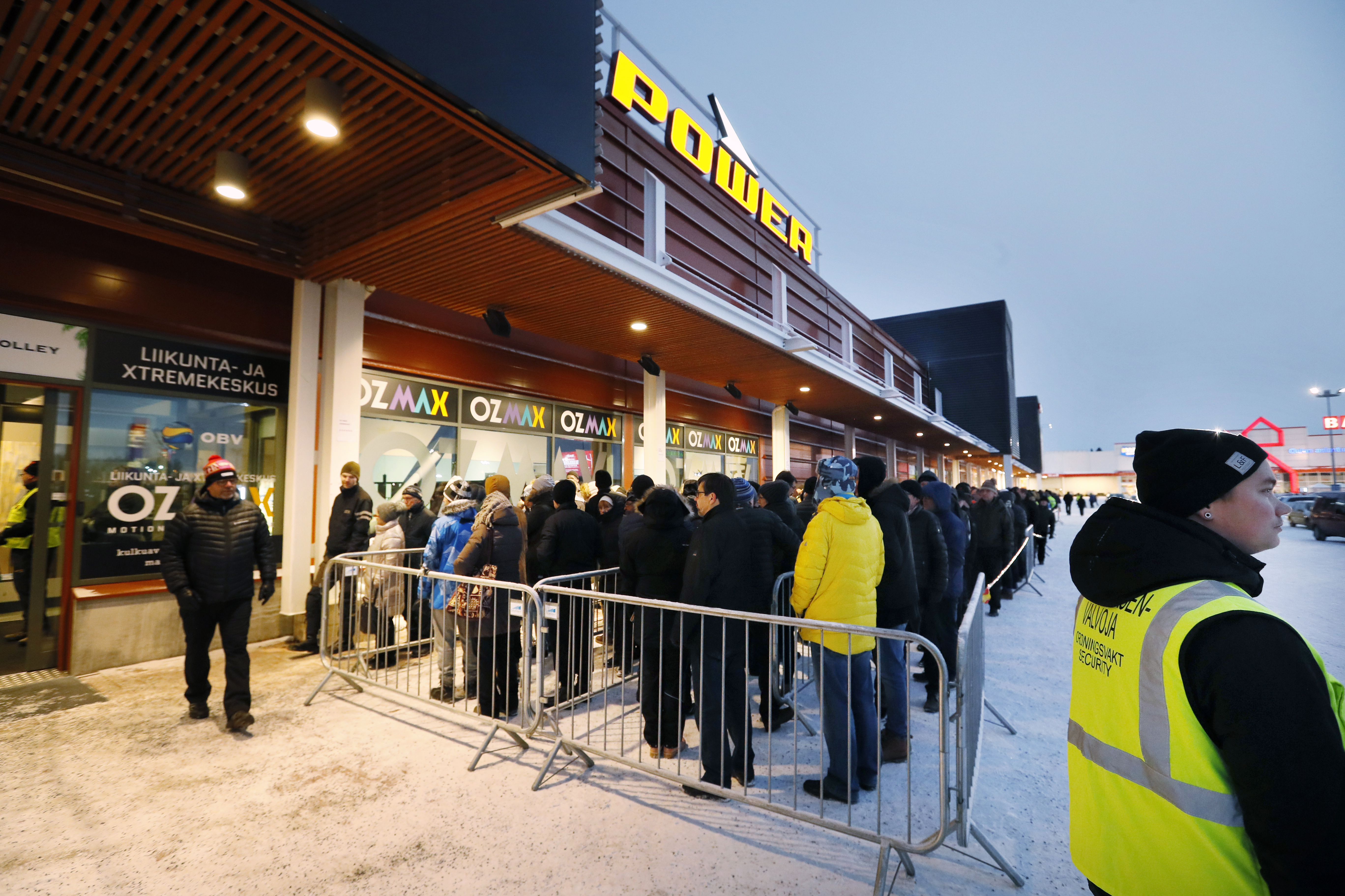 Power avasi maanantaina noin 2000 neliön myymälän Kaakkuriin.