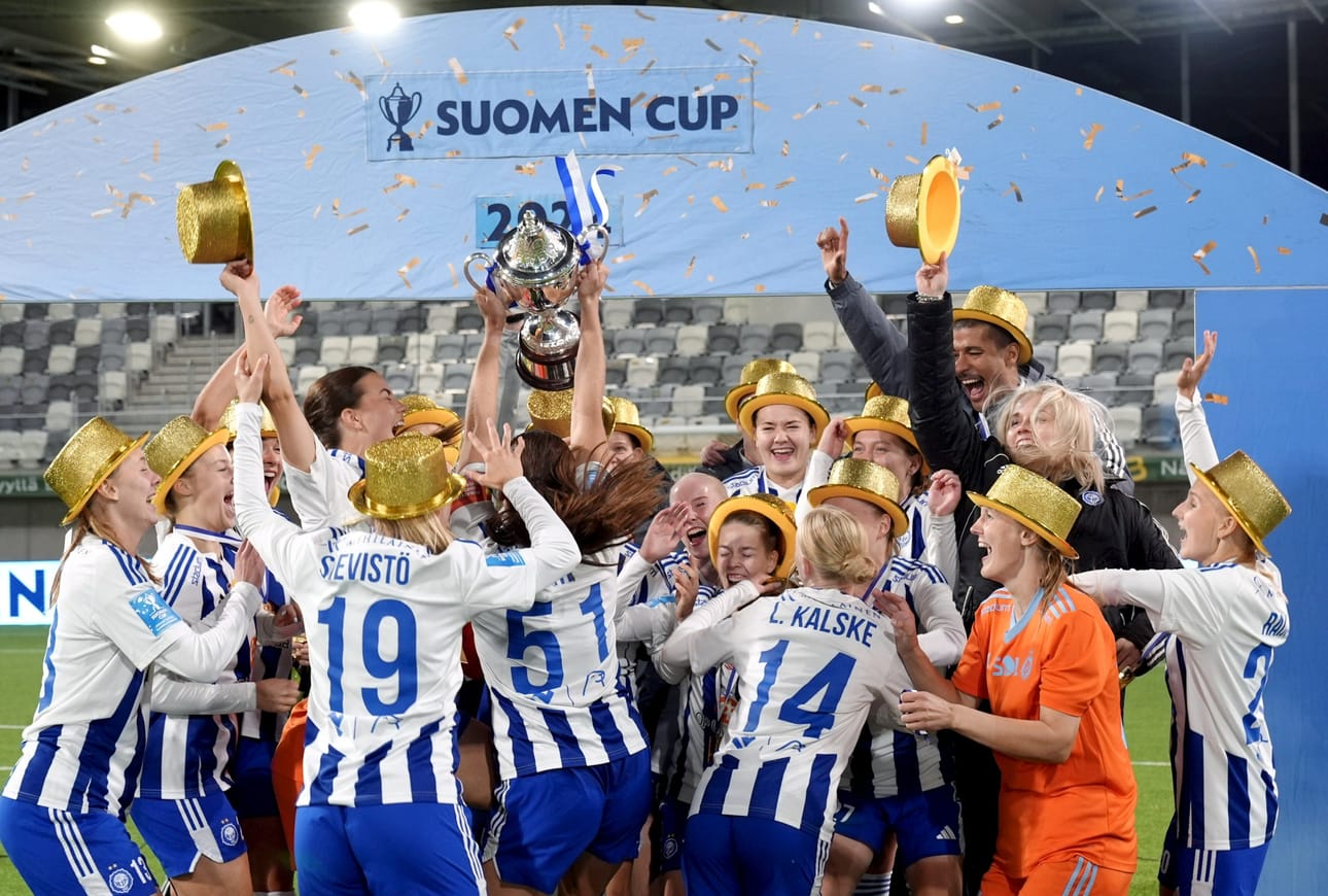 HJK juhli sunnuntaina Tampereella voitettuaan naisten Suomen cupin loppuottelussa Hongan 2–1. LEHTIKUVA / Kalle Parkkinen