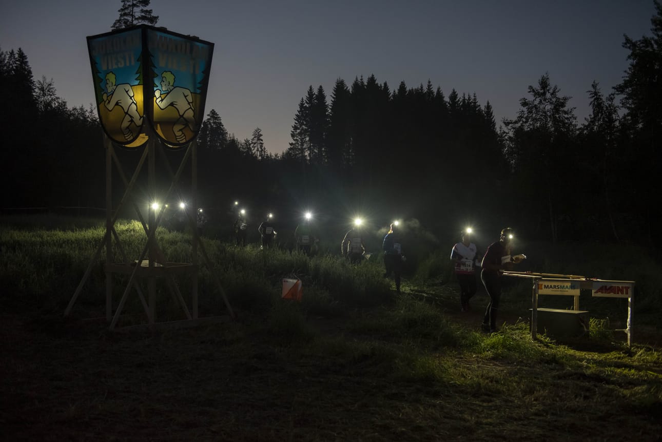 Suunnistajia Jukola yössä.
