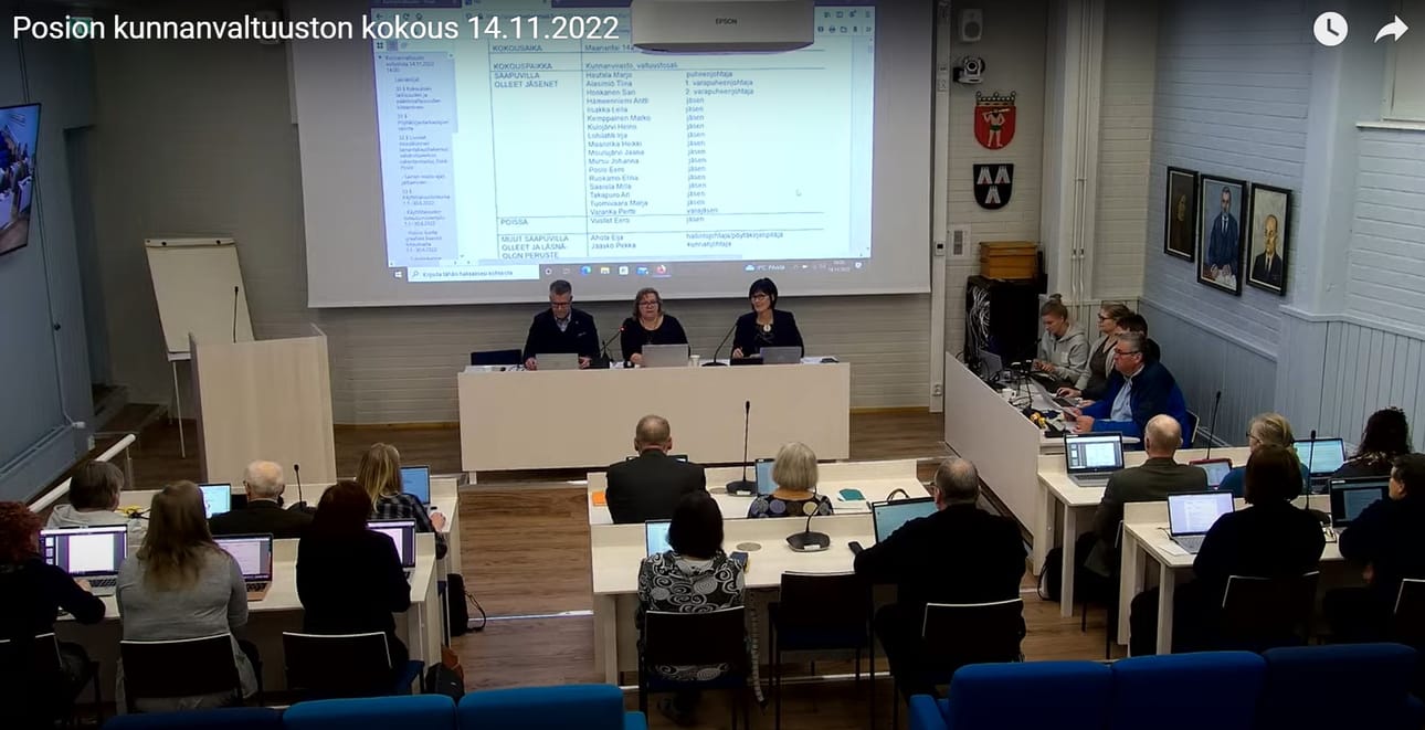 Posion kunnanvaltuusto kokoontui uudistetussa valtuustosalissa. Kuvasta näkyy, miten johtavien viranhaltijoiden pöytä on siirretty salissa etuosan oikeaan reunaan ja vasemmalle on sijoitettu puhujapönttö.