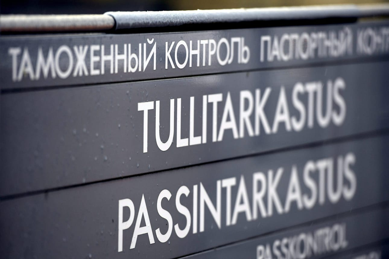 Suomi sallii turistiviisumit venäläisille toisin kuin Venäjän muut rajanaapurit Viro, Latvia ja Liettua. Kuva Vaalimaan raja-aseman tulli- ja ja passintarkastuspisteeltä.