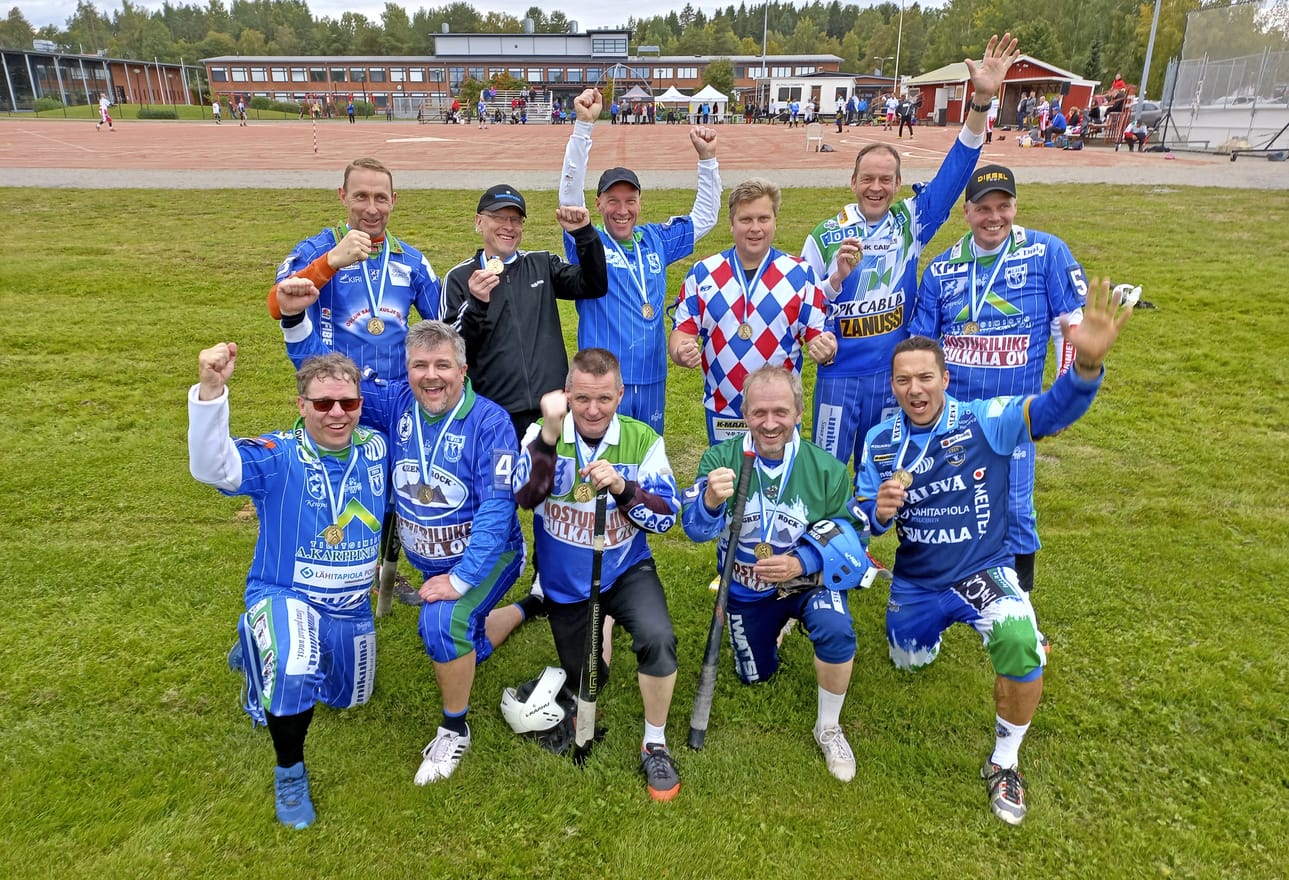 Kempeleen Kiri juhli harmaakarhujen SM-pronssia Jurvassa. Eturivissä vasemmalta Martti Holma, Jyrki Oosi, Hannu Mällinen, Heikki Holma ja Ari Roppola, takarivissä Toni Ojala, Vesa Jaakonaho, Olli Seppä, Ville Niemelä, Petri Kauppinen ja Esa Salo.