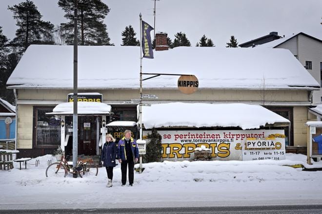 Eira ja Seppo Katila suuntaavat katseet kohti yhteisiä kesälomia. Koska ne alkavat, riippuu siitä, löytääkö yritys uutta yrittäjää. Katilat myöntävät, ettei kirppis kultakaivos ole. KUVAT: KARI LÖFHJELM