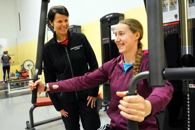 Liikunnan voi aloittaa tammikuussa vaikka opastetuilla kuntosalikäynneilla, tuumaavat liikunnanohjaajat Jonna Kuni-Keskinen ja Anniina Mäkelä. KUVA: MIINA HAKALA