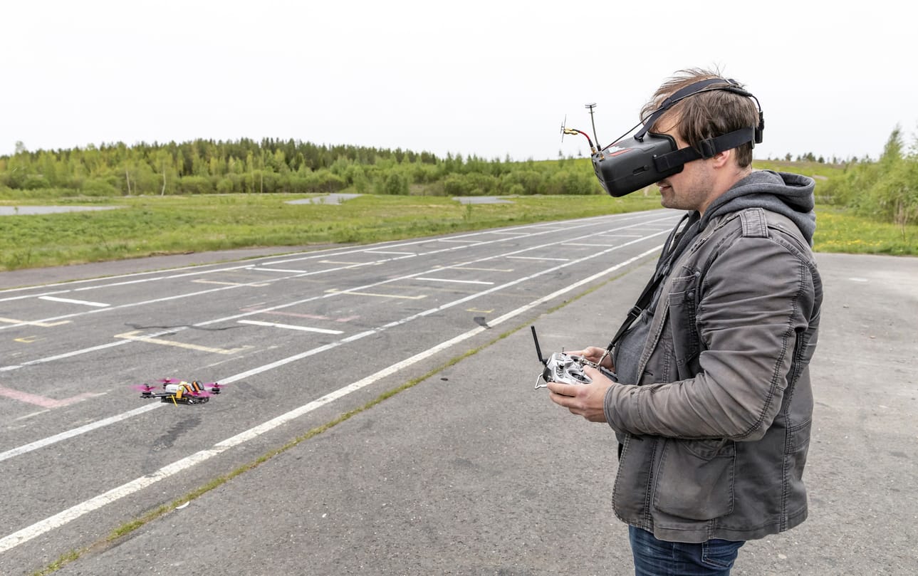 Antti Lipposta kiehtoo FPV-lentämisessä scifimäisyys.