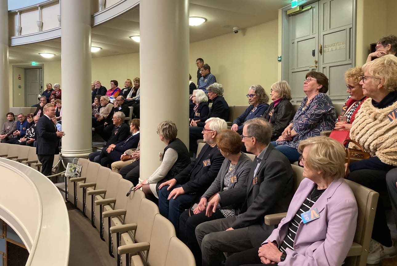 Kauhavalainen kansanedustaja Antti Kurvinen tapasi Kauhavalta ja Lapualta tulleita vieraita istuntosalin lehterillä.