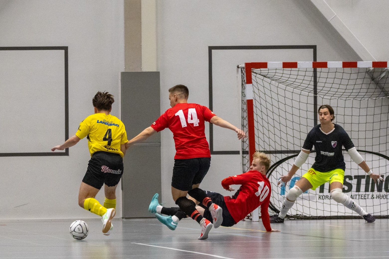 FC Kiiston nappikausi futsalin ykkösessä on johtamassa rajuun yllätykseen - Joukkue on voiton päässä vähintään karsimisesta futsal-liigaan