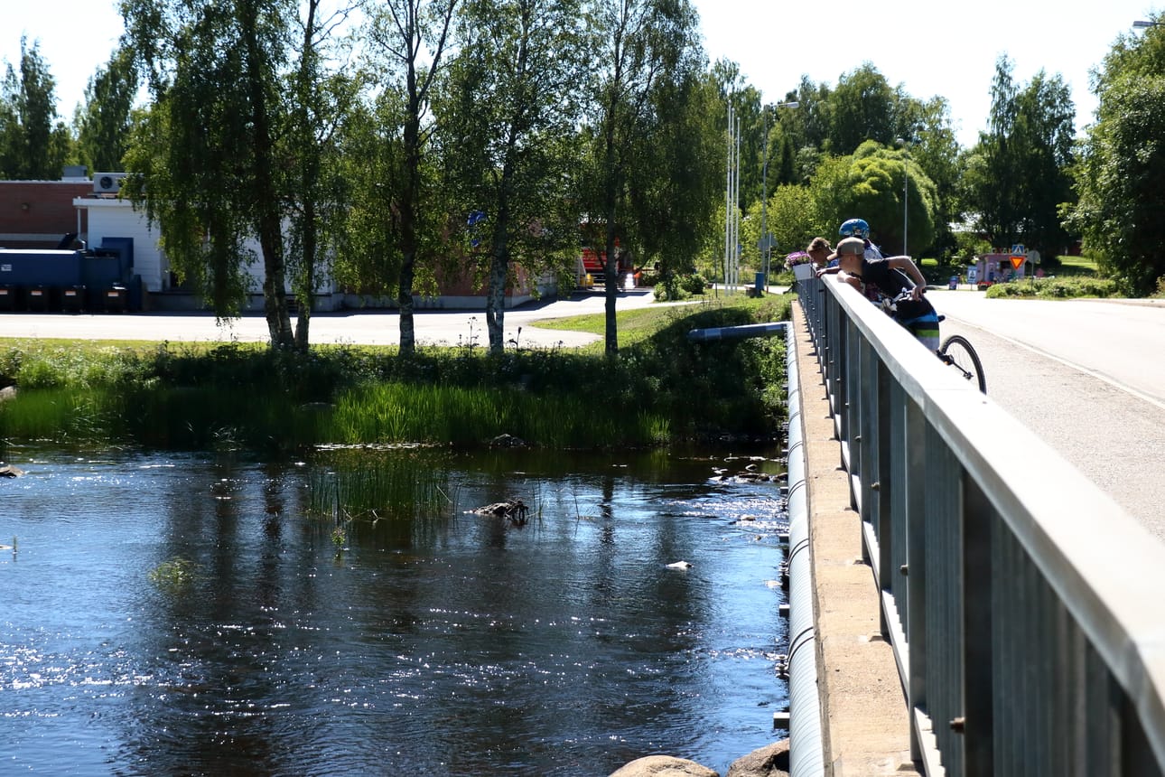 Arinan ja Pyhäjoen kunnan välinen tonttikauppa on saatu päätökseen, kun joen rannalla oleva vanha liikekiinteistö on vapautunut kunnalle. Kunnalla on nyt omistuksessaan kaikki Pyhäjokitaloa varten tarvittavat maa-alueet.