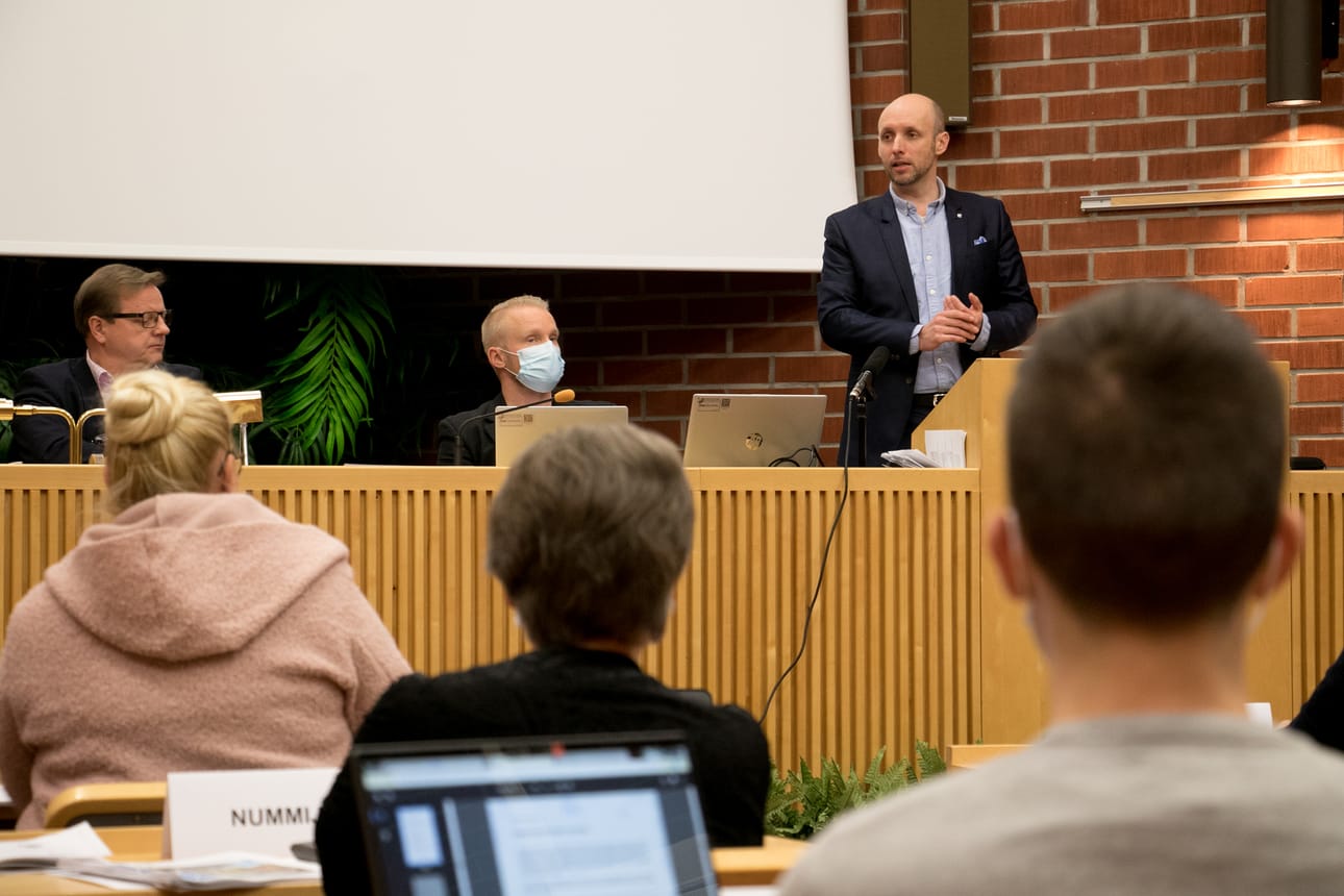 Kaupunginjohtaja Niku Latva-Pukkila myisi Kauhajoen kaupungin omistamat Fortumin osakkeet 20 eurolla, mutta kurssi on nyt paljon sen alle. Myyntituotoilla on ollut aikomus kattaa kaupungin talouden mittava alijäämä, sillä muuten kaupunki uhkaa joutua kriisikunnaksi. Arkistokuva
