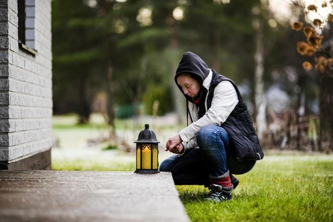 Ennen tyttärensä kuolemaa Eija Kyllönen teki kolmea työtä. Onnettomuuden jälkeen freelancenäyttelijä hoiti teatterityöt sovitusti, mutta puhelinmyyntityö ja juttujen kirjoittaminen netissä ilmestyvään moottoripyöräilyjulkaisuun jäivät tauolle. KUVA: KRISTA LUOMA
