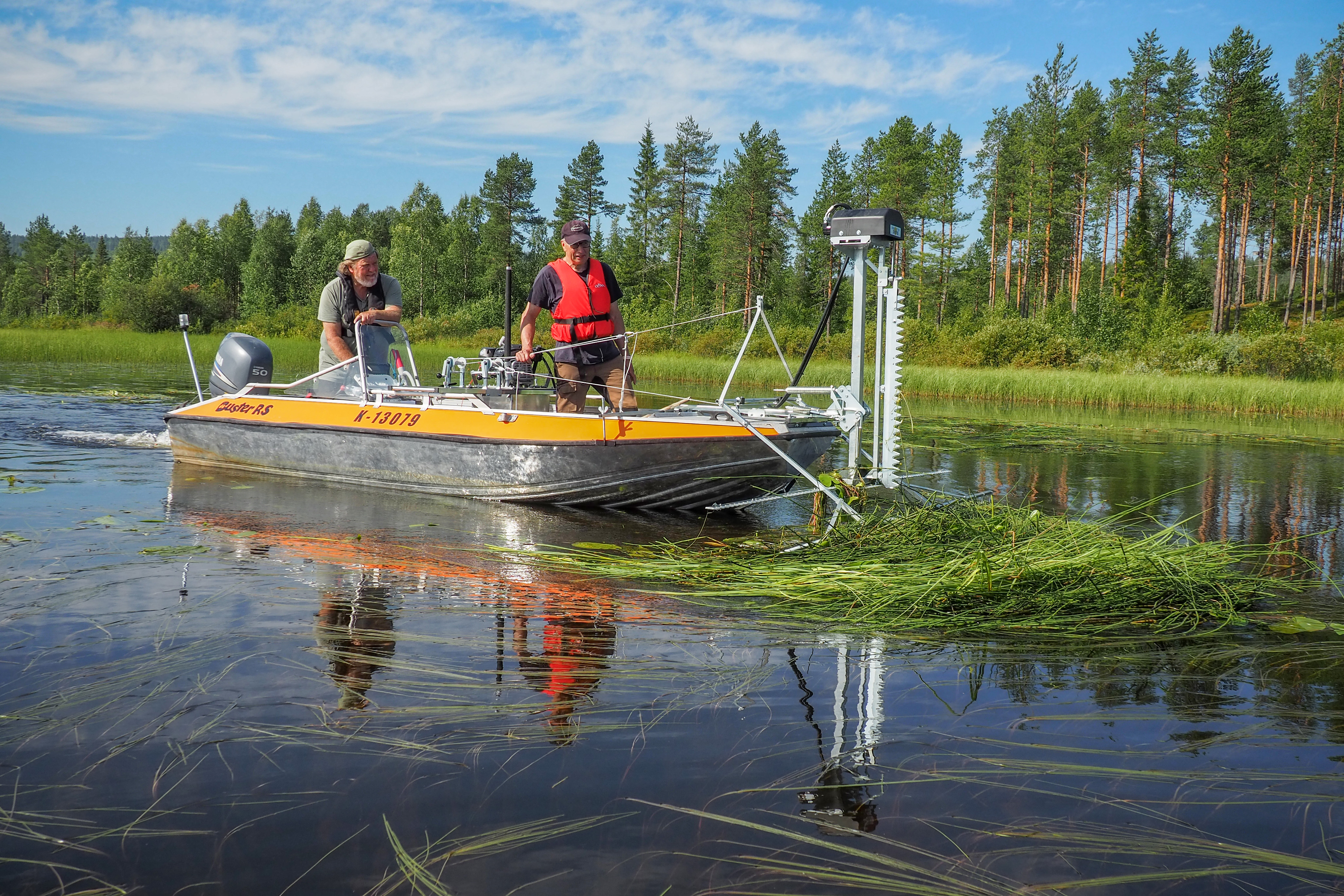 Niittokone laulaa Sallan Aatsingin järvikaislikossa – Lapissa olisi tukea tarjolla järvien kunnostuksiin, mutta se vaatisi kyliltä aktiivisia toimijoita