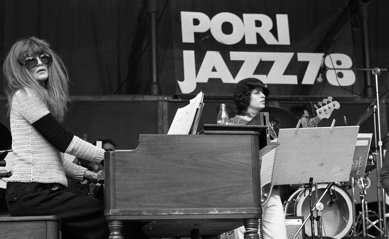 Carla Bley esiintyi Porissa ensimmäisen kerran vuonna 1978. Silloin kokoonpanona oli 10-henkinen Carla Bley Band.