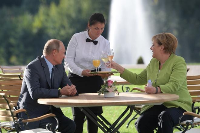 Vladimir Putin tapasi viikonloppuna Saksan Angela Merkelin kesäisessä Berliinissä. Sauli Niinistö soitti Merkelille ennen omaa Putin-tapaamistaan, joka on keskiviikkona iltapäivästä Sotshissa. KUVA: