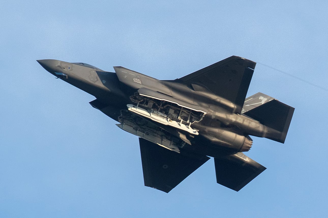 Italian ilmavoimien F-35 lensi elokuussa Helsingissä Kaivopuistossa asekuilun luukut auki. Aseiden piilottaminen rungon sisään on yksi keinoista lisätä hävittäjän häiveominaisuuksia. Arkistokuva.