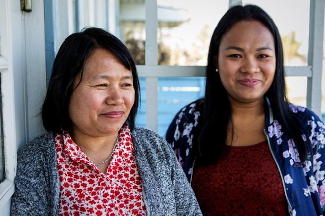 Korsnäsiläinen seitsemän lapsen yksihuoltaja Bawmar Majsjö saa sunnuntaina 12. toukokuuta mitalin ansiokkaasta kasvatustyöstä. Vanhin tytär Oomeh on ylpeä äidistään, joka on aina tukenut ja kannustanut lapsiaan. KUVAT: PAULA KASKIMAA