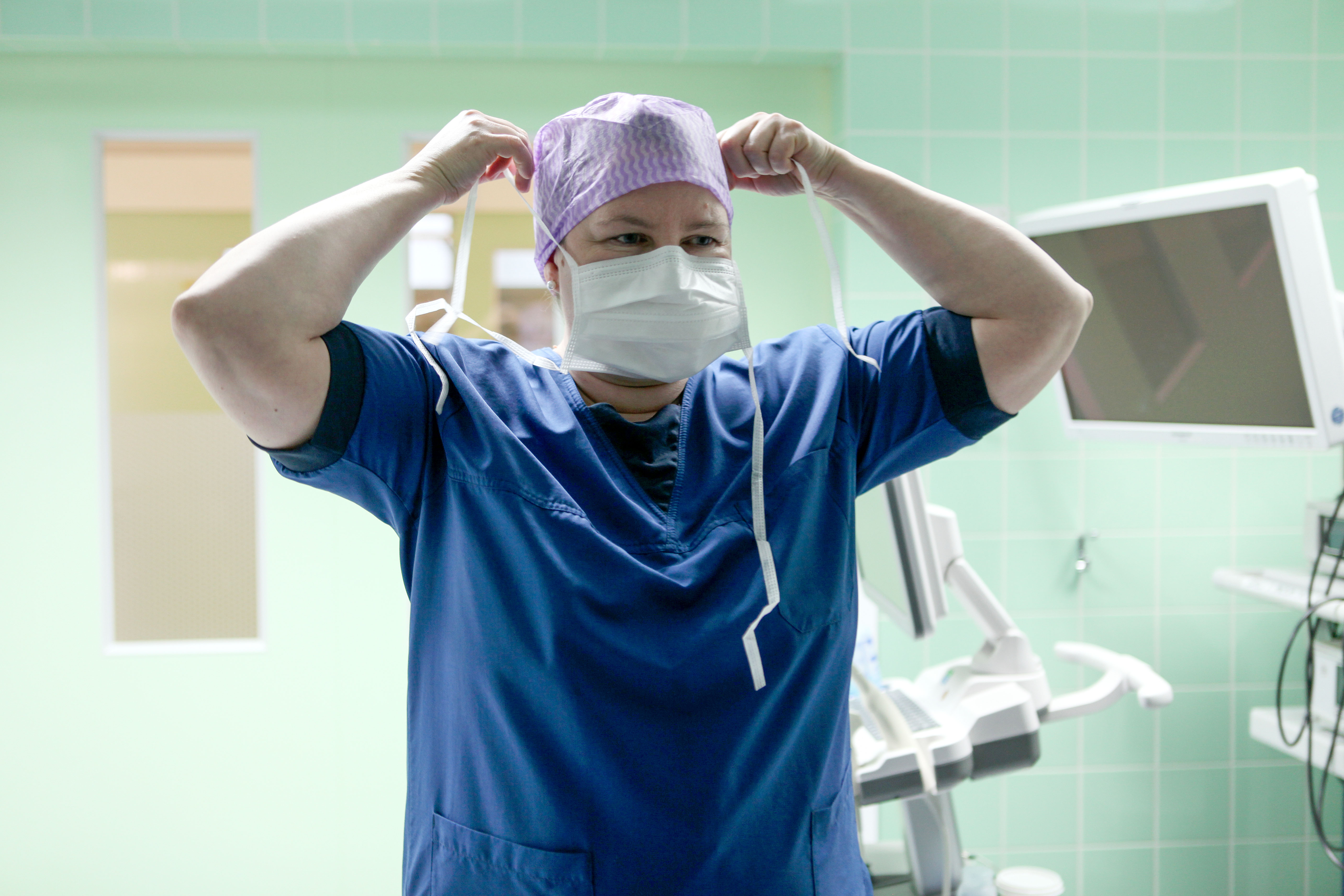 "Meidät soitetaan paikalle aina, kun jossakin on hätä" – anestesialääkärin tehtävänä on pitää potilas hengissä