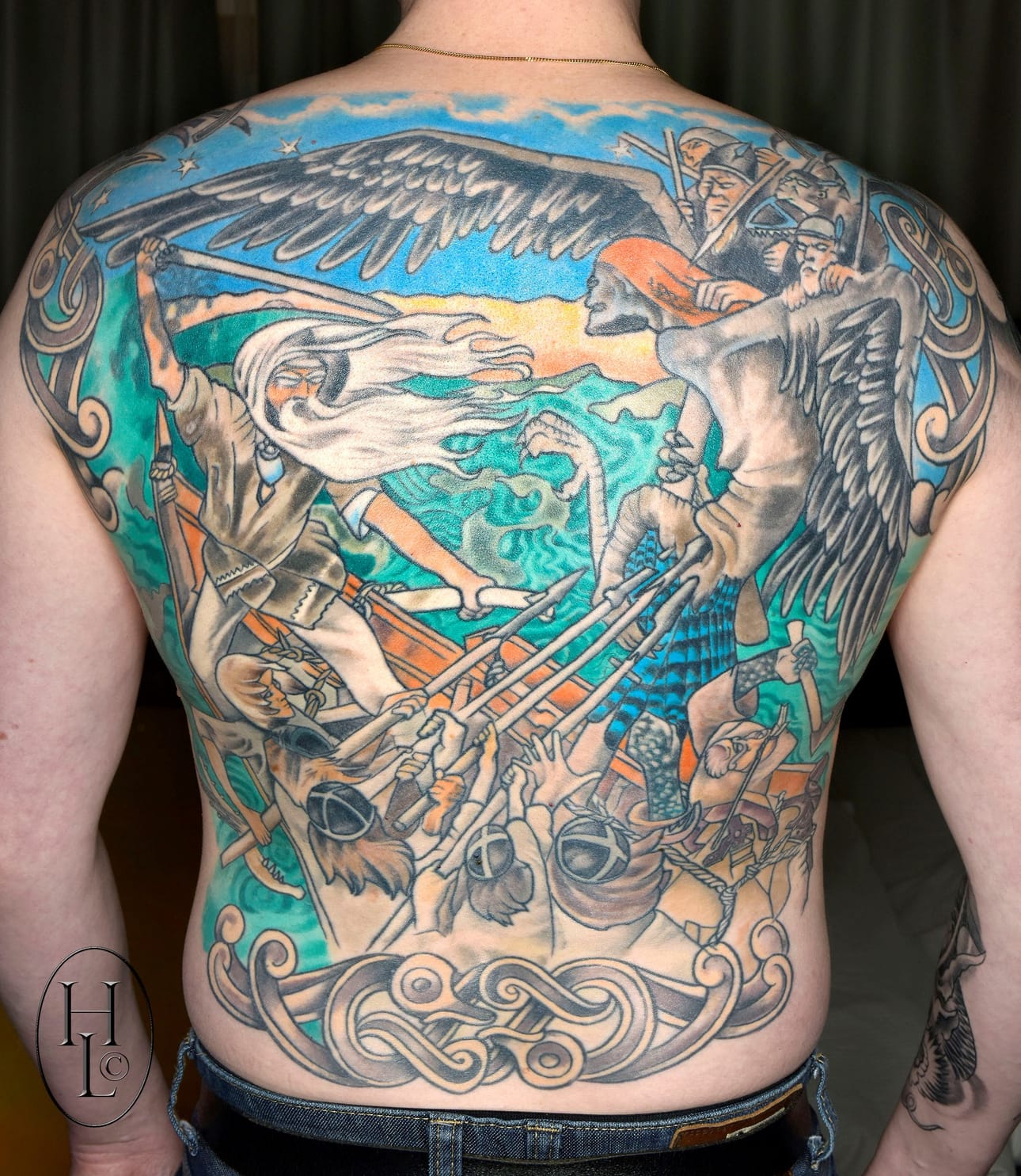Akseli Gallen-Kallelan teos Sammon puolustus koristaa Jarmo Koskelan selkää. Kuvan tatuoi Mosse Hirvonen.