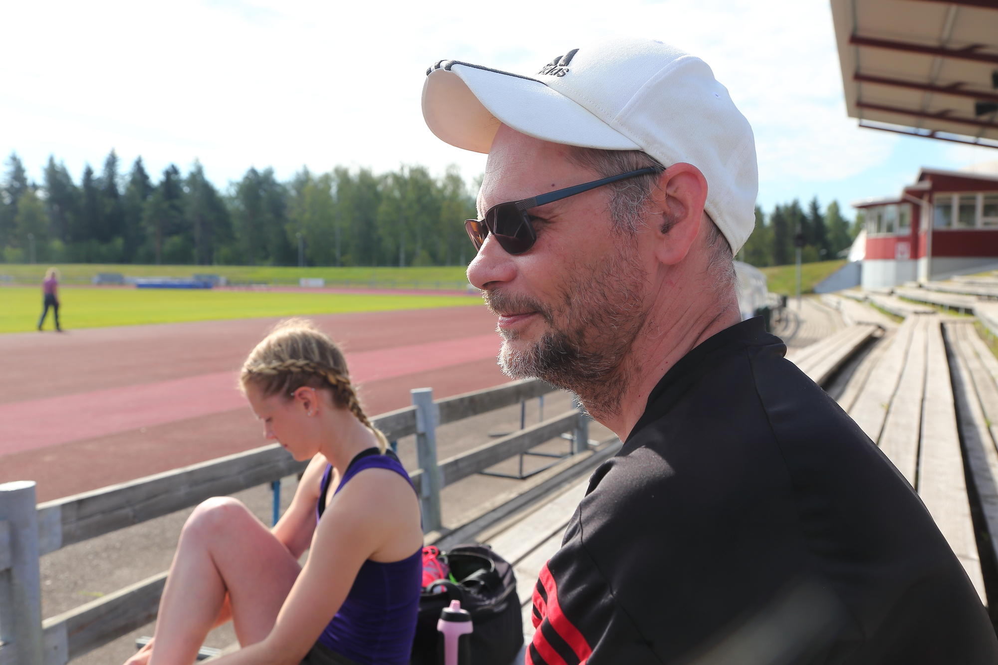 Isä Pekka Bogdanoff valmentaa Eveliinaa ja Karoliinaa.