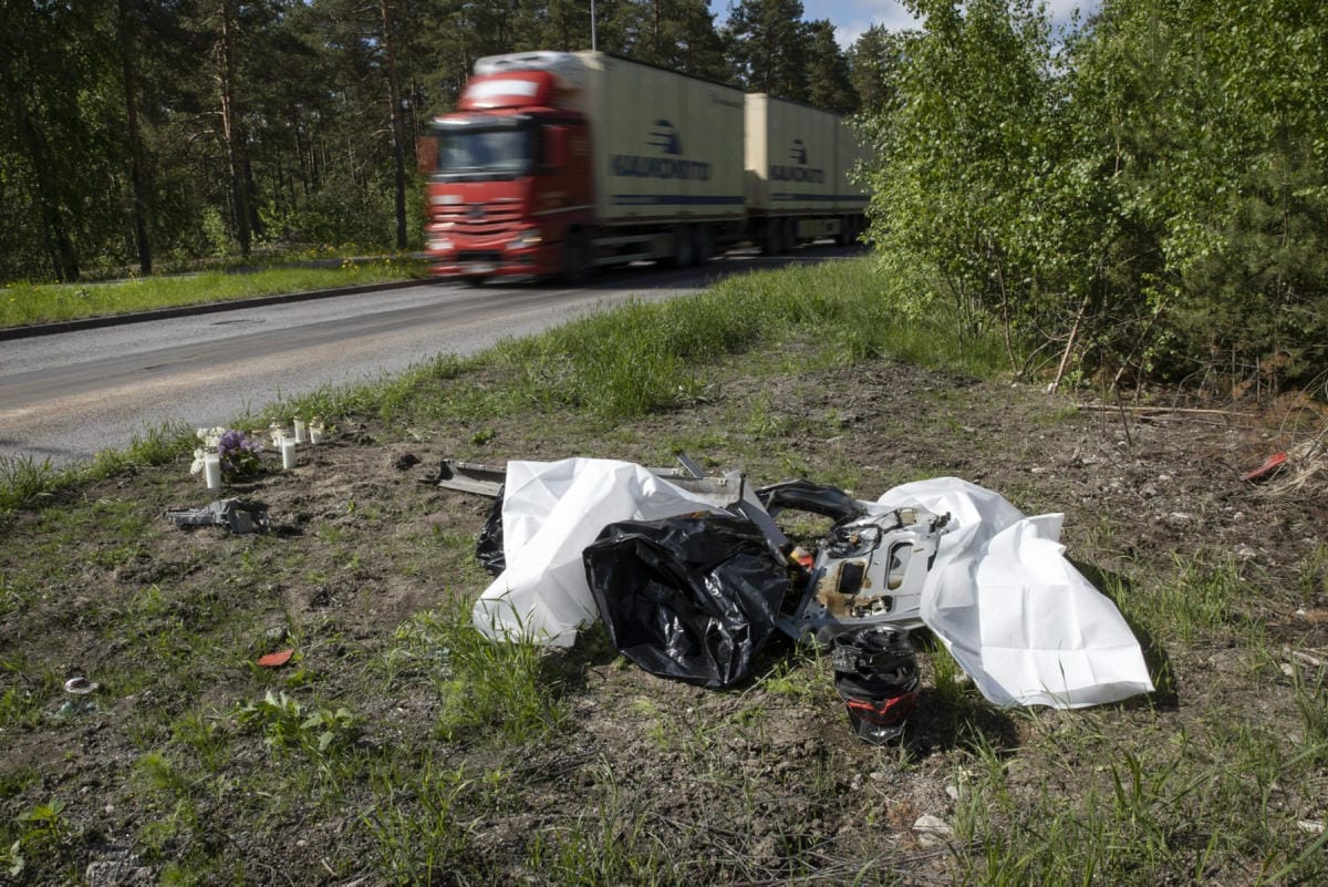 Aerotien onnettomuuspaikalle oli lauantaina tuotu muistokynttilöitä. LEHTIKUVA / RONI LEHTI