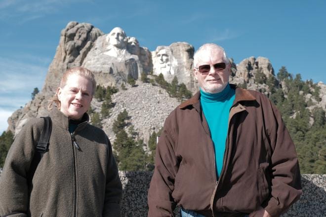 Jane ja Ed White sanovat, että Trumpin tekemien virheiden korjaamiseen menee vuosikymmeniä. Pariskunnan taustalla Mount Rushmore -vuori, jonka kallioon on veistetty Yhdysvaltain neljän presidentin pääkuvat.