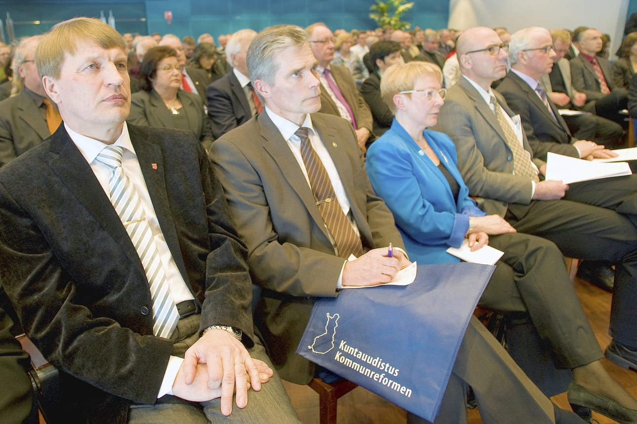 Kunnat ottivat kantaa kuntauudistukseen. Kuusamon puheenvuoron käytti Matti Heikkilä. Taivalkosken kunnan kannan kertoi Vesa Turpeinen.