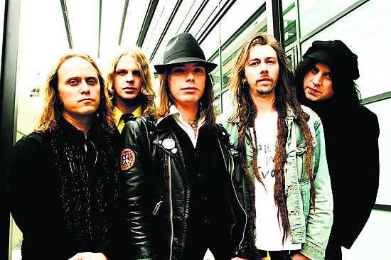 Taas Ouluun. Ruotsalainen Hellacopters tulevat torstaina Teatrialle. Rumpali Robert Eriksson (vas.), kitaristi Robert Dahlqvist, laulaja-kitaristi Nicke Andersson, basisti Kenny Håkansson ja kosketinsoittaja-kitaristi Anders Lindström meuhkasivat torilla kesällä 2003.