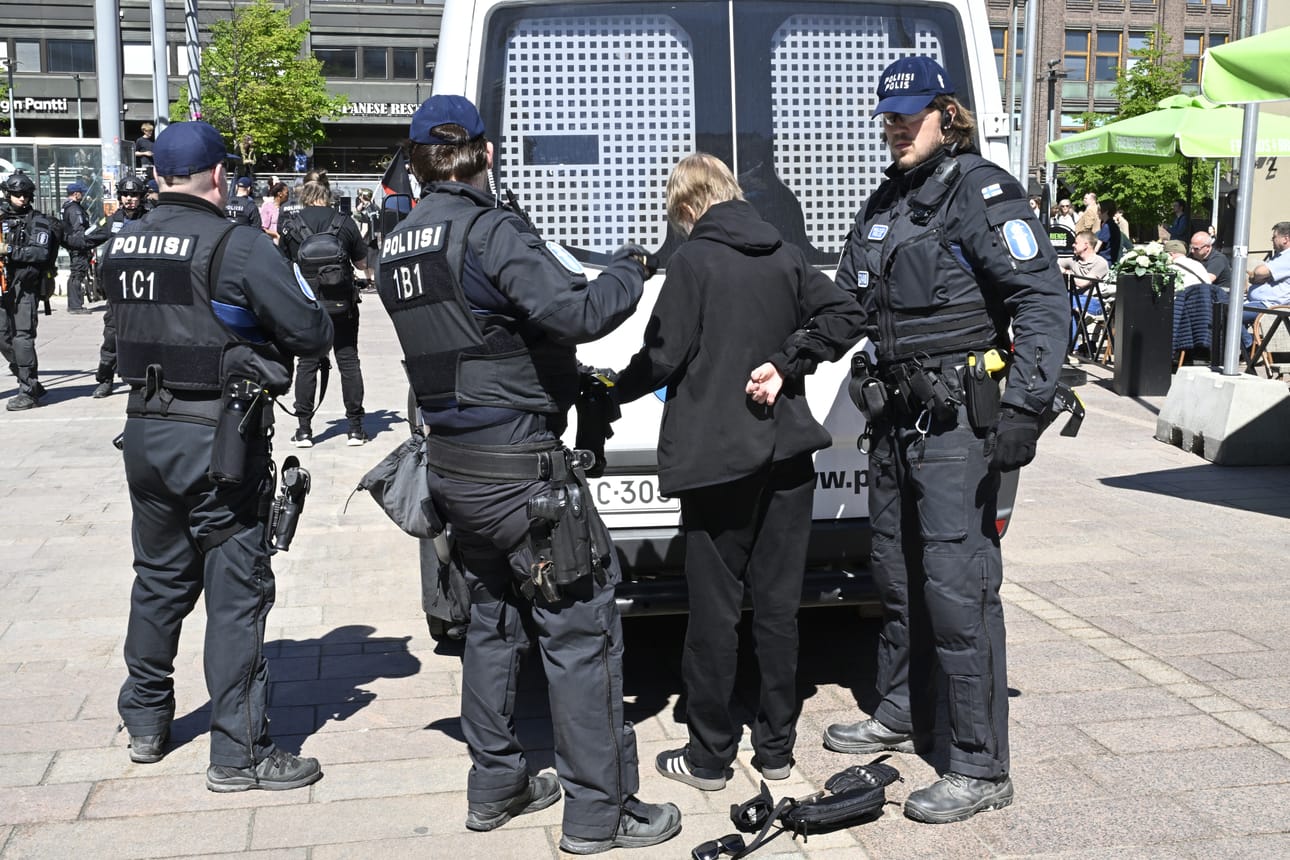 Poliisi otti kiinni viisi ihmistä sinimustan liikkeen järjestämän vaalitilaisuuden yhteydessä.
