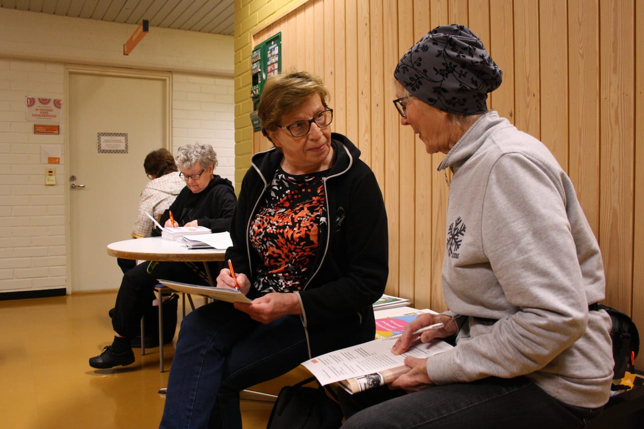 Posion kansalaisopiston uskolliset opiskelijat Elvi Mäntyjärvi (oik.) ja Tellervo Salmela tulivat maanantaina hyvissä ajoin ilmoittautujajonoon opiston toimiston ovelle. Kuvassa myös Rauha Setämaa ja Tuula Sanelma. Tässä täytettiin yhdessä kyselyä digitaidoista ja niitä koskevista koulutustarpeista ja -toiveista.