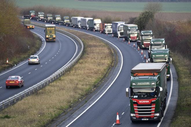 Brittihallinto testasi rannikkokaupunki Doverin sataman edustalla, kestäisivätkö autotiet "kovan brexitin" tuoman rasituksen. Pelkona ovat kilometrejä pitkät rekkajonot Britannian ulkorajoilla.