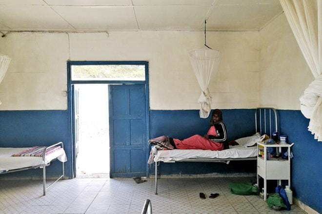 Asha Mohamed, 30, on juuri siirtynyt eristysosastolta loppuhoitoon. Hän kertoo olleensa niin sairas, ettei pystynyt puhumaan. Kuvat: Katja Ihatsu