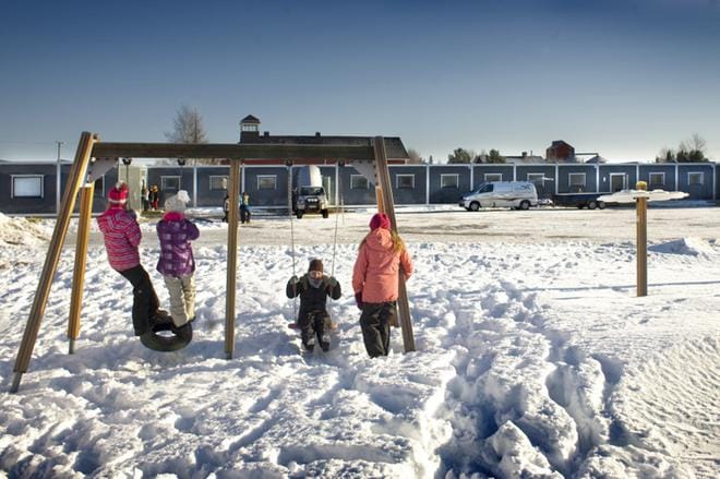 Koulun välituntileikeissäkin pitäisi jokaisella lapsella olla tunne kuulumisesta oman luokan joukkoon. Ketään ei saisi jättää ryhmän ulkopuolelle ja yksin.