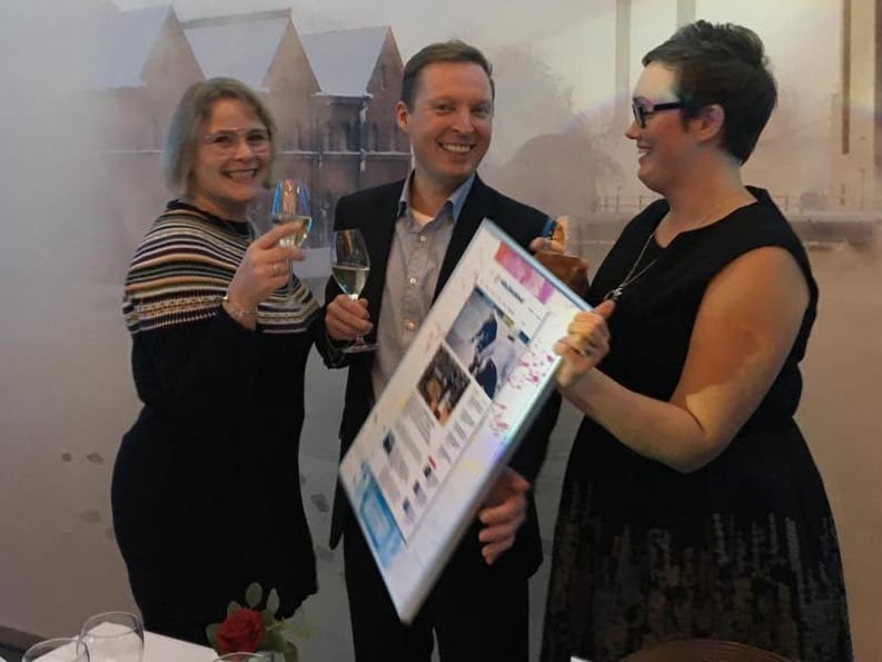 Satu Veteläinen, Petri Karjalainen ja Jenny Halvari vastaanottivat palkinnon.