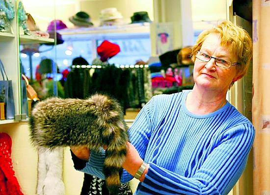 Hattu-Ateljee Saaran hattuekspertti Hilkka Mattila esittelee Davy Crocket-mallia, jossa on kaksi häntää.
