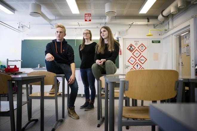 Keskuskoulun yläkoulun yhdeksäsluokkalaiset tukioppilaat Eetu Järvi ja Jutta Riihimäki kertovat, että remontin jälkeen luokissa on helpompi olla. Opettaja Maarit Marttalan (keskellä) mielestä vanhasta koulurakennuksesta ei voi saada täydellistä, mutta tilanne on kohentunut paljon. KUVA: JARNO PELLINEN