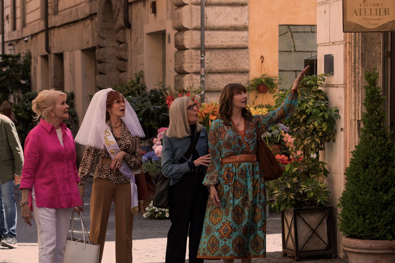 Sharon (Candice Bergen, vas.), Vivian (Jane Fonda), Diane (Diane Keaton) ja Carol (Mary Steenburgen) viettävät senioripolttarit saapasmaassa.