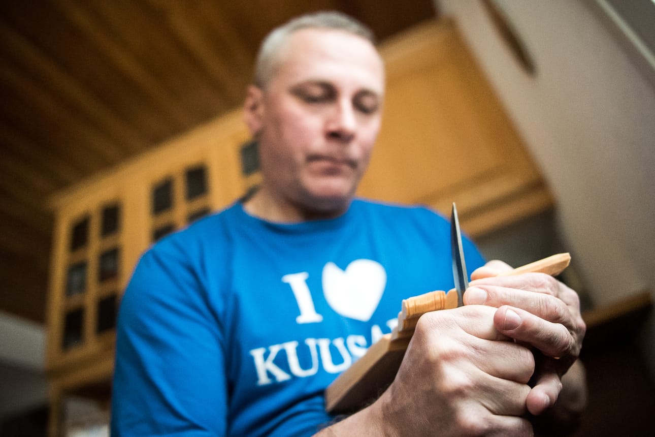 Tiukkasyinen maahonka on paras materiaali lintujen vuolemiseen, kertoo 30 vuotta lintuja vuollut Lasse Karjalainen.
