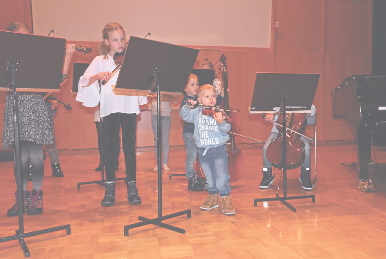 Tilaisuus avattiin Varjakka-salissa, jossa viulistit musisoivat Sinikka Ala-Leppilammen johdolla. Myös 4-vuotias Oula Koskela pääsi näyttämään soittotaitojaan Päivi Laajalalle.