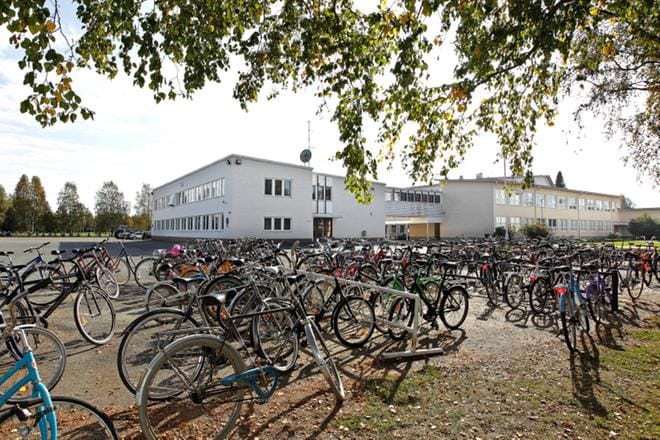 Kuvassa on Laihian yläkoulu, joka suljetaan maanantaina kolmeksi viikoksi, kuten muutkin Vaasan sairaanhoitopiirin alueella sijaitsevat yläkoulut. ARKISTOKUVA: KARI LÖFHJELM