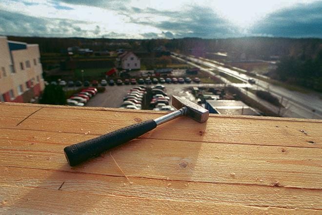 Suomalaisesta rakentamisesta vastaajille tulivat ensiksi mieleen home ja kosteusongelmat, rakentamisen huono laatu ja rakennusvirheet, sekä kiire ja suunnittelun puute.
