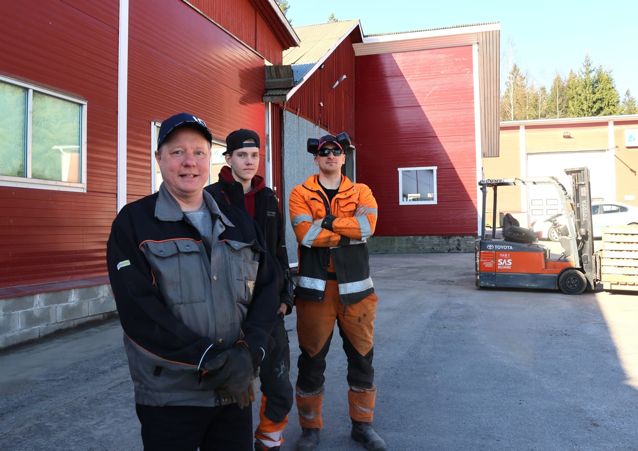 Pertti Nummelan vieressä hänen poikansa Eino Nummela ja tilan työntekijä Ivan Kornachuk. Nummela korostaa tilanpidossa myös Sointu-vaimonsa roolia. – Sointu auttaa perunavarastolla ja tarpeen mukaan pellolla. Häneltä käy myös trukkien ja traktorien ajo.