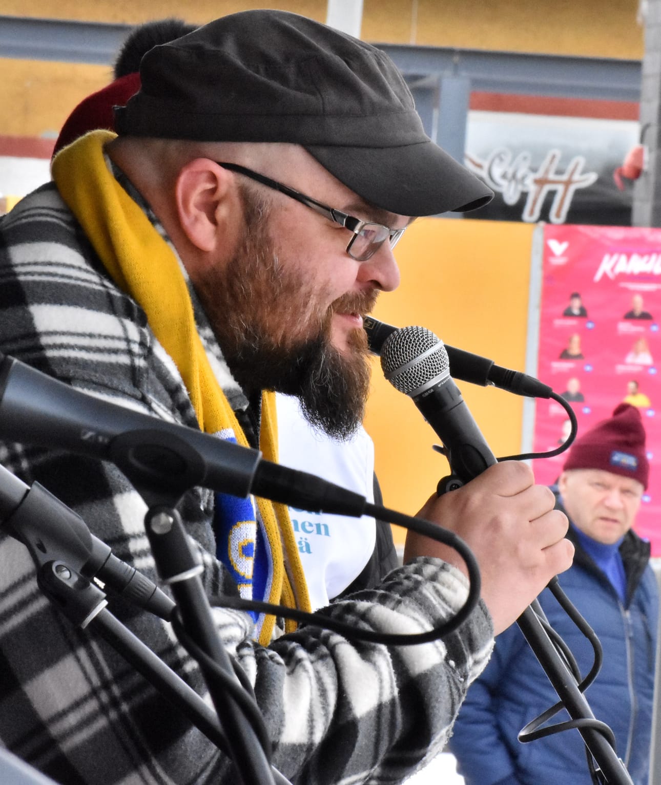 Tapio Lämsä (ps.) sanoi, että ei ole kääntänyt takkiaan porojen vapaan laidunoikeuden suhteen. Hän kertoi olevansa valmis rajoittamaan sitä.