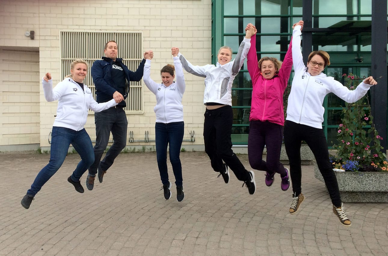 Valmiina Balatonin ylitykseen: Heli Karhunen (vas.), Aleksi Kuhajärvi, Zsuzsanna Törmänen, Maria Lepistö, Oili Yliraasakka ja Johanna Rahko. Maarit Sihvonen puuttuu kuvasta.