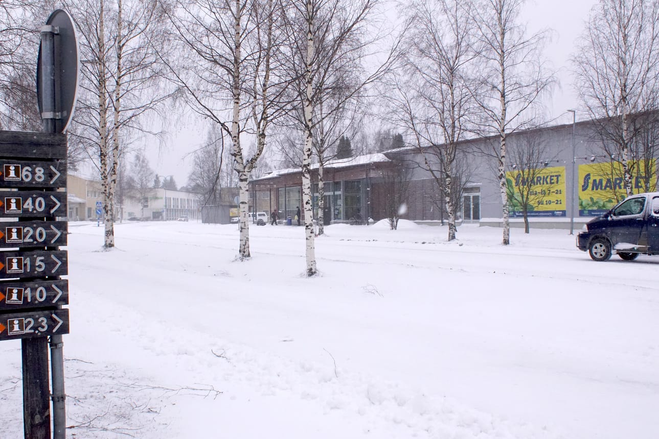 Kesärenkailla ajelevat ovat olleet vaikeuksissa tänään, kun lunta on tullut kunnon kerros. Kurenalla on päivän aikana aurattu teitä ja kevyenliikenteenväyliä.
