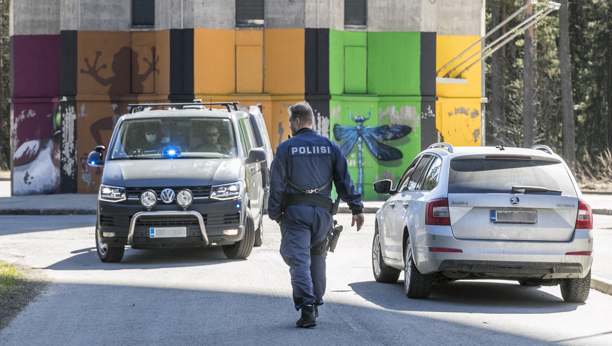 Miestä ammuttiin ylävartaloon Puolivälinkankaalla torstaina puolenpäivän aikaan. Ampuminen käynnisti laajan poliisioperaation. Epäiltyä tekijää ei oltu tavoitettu vielä kello 17 aikaan.